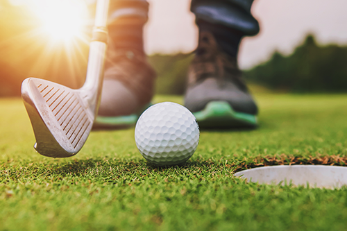 Golf spielen und auf dem Fairway beim Golfen eine gute Figur machen mit Golf-Schuhen für Männer!