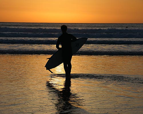 Von früh bis spät können Surfer in Newquay die Wellen genießen.