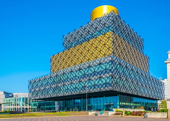 Zu den Highlights der Architektur in Birmingham zählt die Stadtbücherei mit der aufwendigen Fassade.