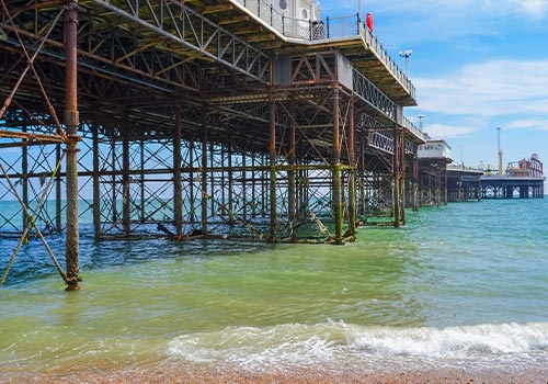 Am Pier von Brighton können Sie die Aussicht auf das Meer genießen und am Strand entspannen.