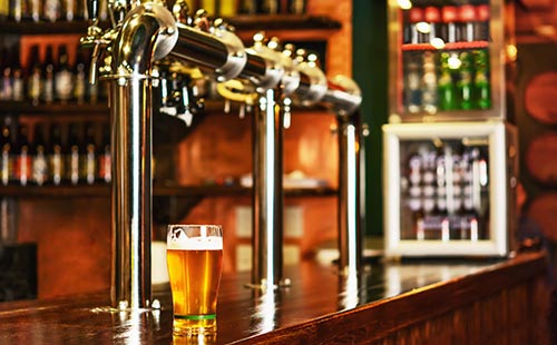 Pubs und Bars sind vor allem bei Touristen in der walisischen Hauptstadt Cardiff beliebt.