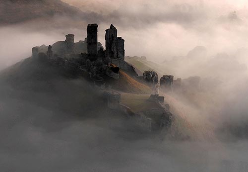 Corfe Castle ragt aus den Nebeln der Vergangenheit in unsere Zeit.