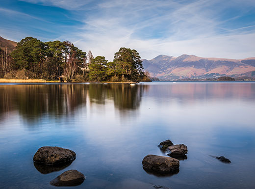 Im England Urlaub sollten Sie das Lake District und den See Derwent Water besuchen.