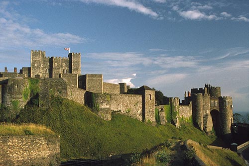 Trutzig und uneinnehmbar thront Dover Castle über den berühmten Klippen.