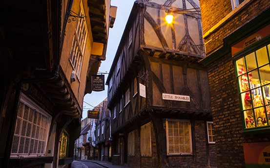 Urlaub in England lässt sich mit Sightseeing-Touren verbinden und führt Sie auf diesem Wege direkt in die Altstadt von York!