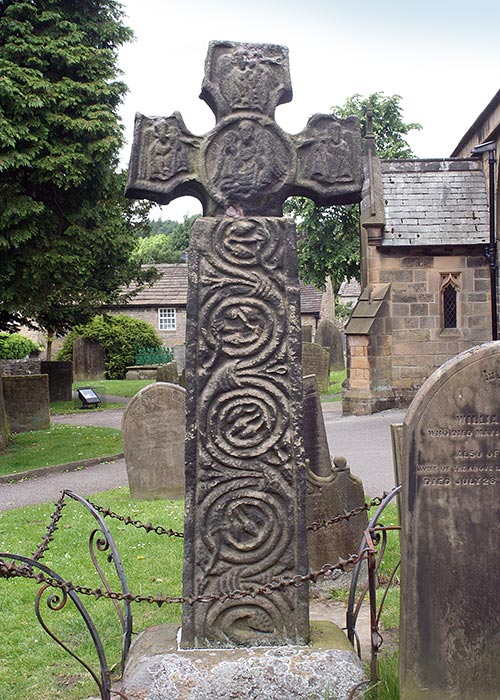 Keltisches Kreuz im Eyam Friedhof in Derbyshire