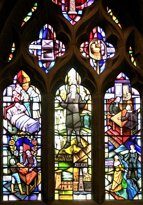 Das Pest-Fenster in der St. Lawrence Kirche im Pest-Dorf Eyam im Peak District, Derbyshire