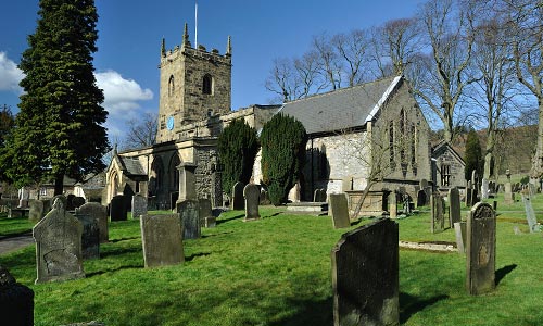 St. Lawrence Kirche und Friedhof im Pest-Dorf Eyam im Peak District, Derbyshire