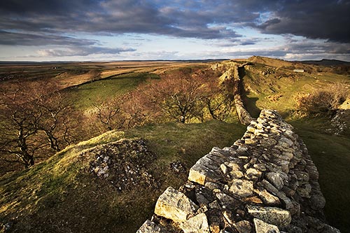 Über 113 Kilometer schlängelt sich der Hadrians Wall an der Grenze zwischen England und Schottland entlang