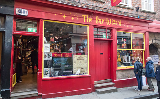 Harry Potter Fans aufgepasst - Die Fanshops in The Shambles in York ähneln der Winkelgasse aus der beliebten Zauberer-Filmreihe!