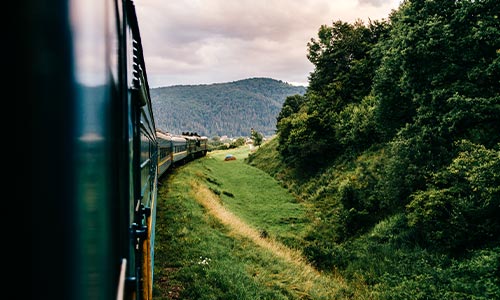 Mit dem Zug reisen Sie besonders nachhaltig entlang der englischen Ostküste und durch das Binnenland.