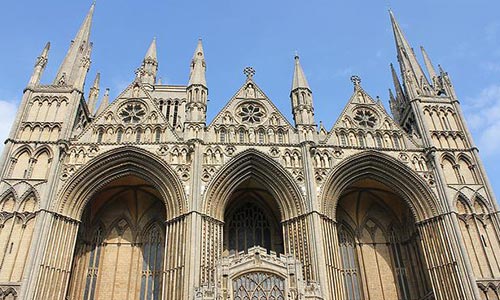 Die Kathedrale in Peterborough ist eine beliebte Anlaufstelle für Touristen auf der Rundreise.