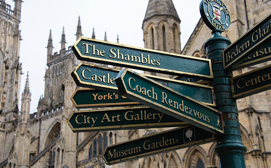 York in England bietet viele Sehenswürdigkeiten für Urlauber, doch The Shambles ist das Highlight unter den Attraktionen in Yorkshire!