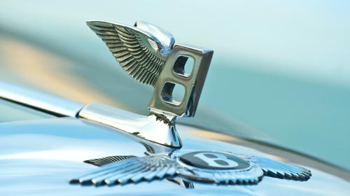 Bentley Emblem auf Luxus-Limousine
