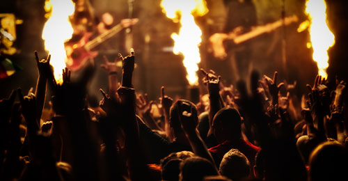 Auf Konzerten des british Hardrock zeigen Fans aus aller Welt ihre Zugehörigkeit durch das berühmte Handzeichen der Pommesgabel.