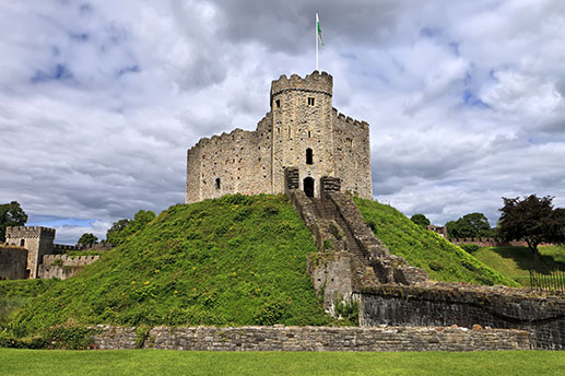 Das mittelalterliche Bauwerk der Cardiff Castle in der Hauptstadt von Wales begeistert Touristen und Besucher der ganzen Welt!