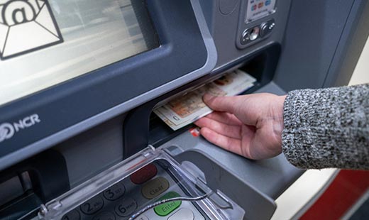 An den Geldautomaten in Großbritannien können Sie Ihr Bargeld in der britischen Währung abheben.