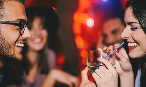 In einem Club in Liverpool können Sie bei einem Drink entspannt neue Leute während Ihrer Reise kennenlernen.
