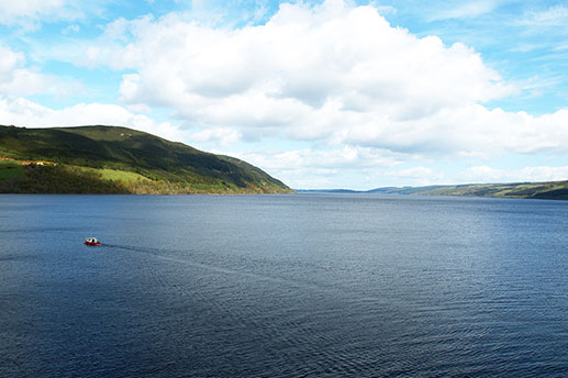 Loch-Ness in Schottland gilt als beliebte Sehenswürdigkeit bei Touristen in Großbritannien!