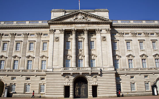 Die Kulissen zum Filmset von The Crown wirken so echt wie das Original des Buckingham Palace in London!
