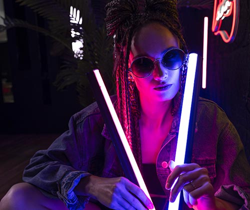 Popworld ist ein bekannter Club für Neon-Lichter und Musik der 90er und 2000er Jahre.