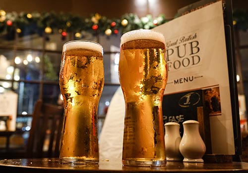Gönnen Sie sich ein Bier oder einen Ale in einem traditionellen englischen Pub in der berühmten Stadt Manchester.