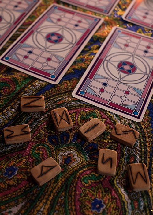 Mit Tarot-Karten und Runen hat die Zukunftsvorhersage im Paganismus einen hohen Stellenwert.