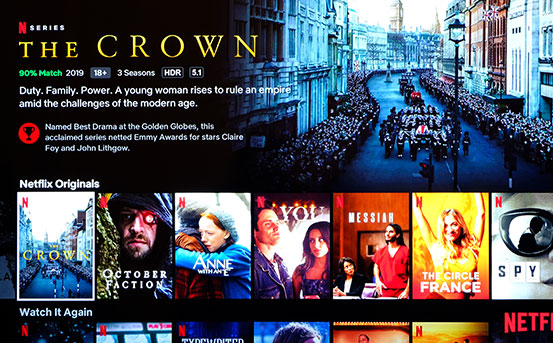 Auf Netflix können Sie die beliebte Serie The Crown kostenlos streamen und den Werdegang der englischen Queen verfolgen!