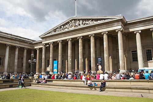 Das klassizistisch gestaltete British Museum zieht jährlich Millionen von Besuchern an.