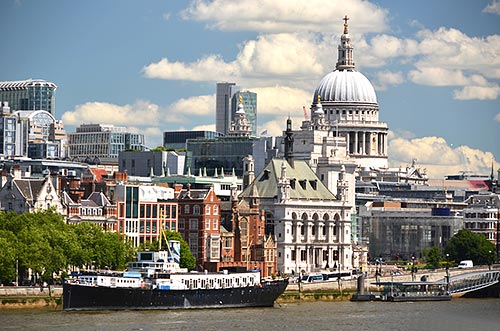 Die Kuppel der St. Paul's Cathedral dominiert die Skyline von London.