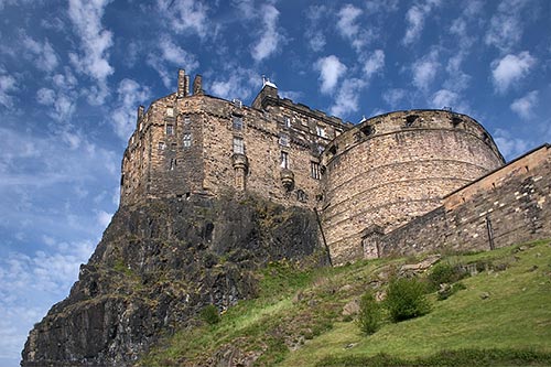 Edinburgh Castle wirkt, als sei es seit Ewigkeiten mit dem Stein verwachsen.