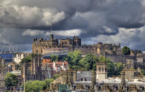 Edinburgh Castle thront über der Stadt - im wahrsten Sinne des Wortes.