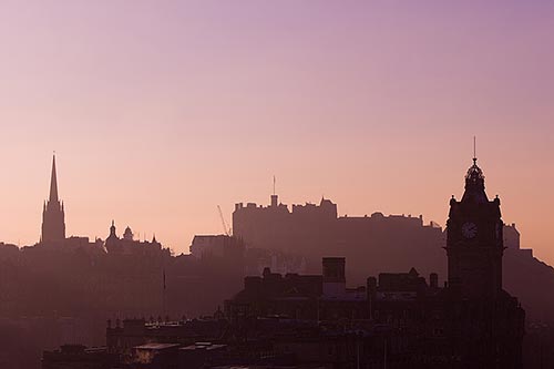 Wenn sich die Dämmerung über Edinburgh legt, zeigt die Stadt ihr wahres Gesicht.