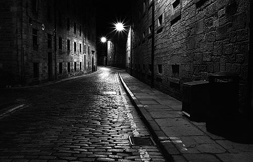 Die dunklen Gassen von Edinburgh sind voller Geheimnisse und Geschichte.