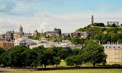 Edinburghs Sehenswürdigkeiten auf einen Blick: Holyrood Park mit dem Parliament und der Neustadt