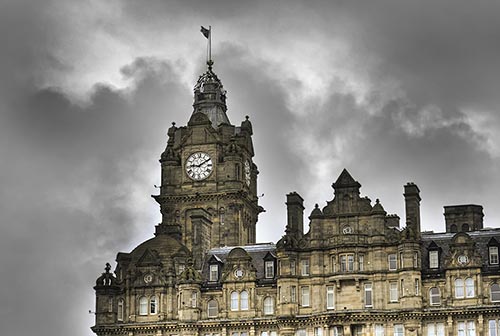 Edinburgh ist die dunkle, stolze Schönheit von Schottland.