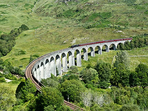 Der Glenfinnan-Viadukt ist aus den Harry Potter-Filmen bekannt, wenn der Hogwards-Express gen Norden fährt.