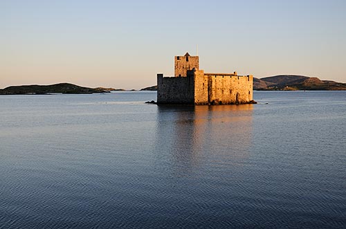 Kisimul Castle vor Castlebay ist eine der Sehenswürdigkeiten der Isle of Barra.