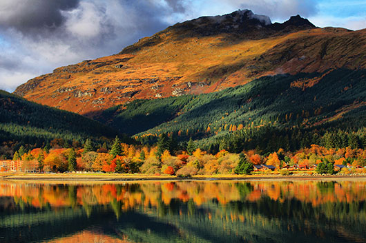 Die Landschaft um Loch Long in Schottland können Sie von Arrochar aus in kurzer Zeit erreichen.