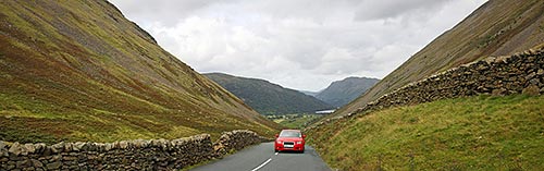 Mit dem Mietwagen durch Schottlands faszinierende Bergwelt fahren