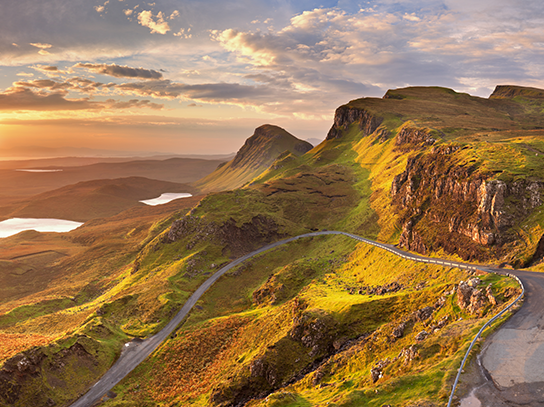 Eindrucksvolle Landschaft mit imposanten Felsen und grünen Gräsern auf der Isle of Skye