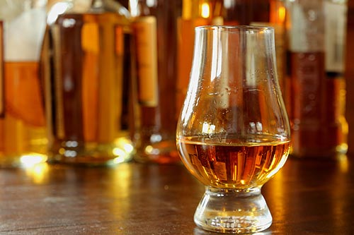Probieren Sie sich bei einer Whisky-Verkostung durch die verschiedenen Sorten.