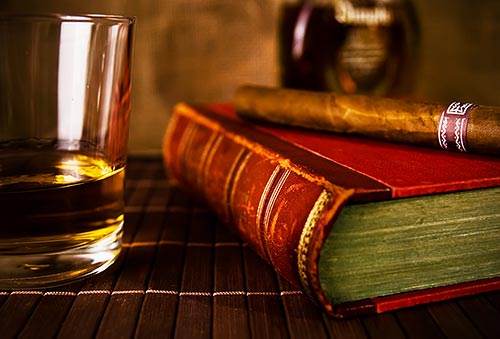 Diese Schottland-Bücher können Sie bei einem schönen Glas Whisky genießen.