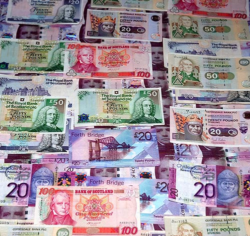 Die Noten der Währung von Schottland sind wesentlich farbenfroher gestaltet als die englischen.