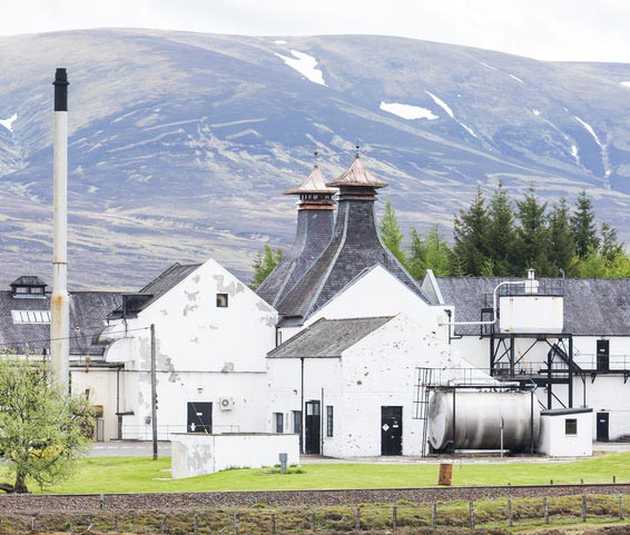 Die Dalwhinnie Destillerie liegt an einem der kältesten Orte Schottlands, am Fuß der Cairngorms.