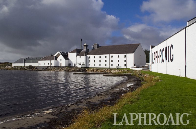 Blick auf die Laphroaig-Destillerie auf Islay