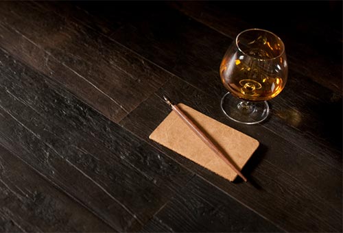 Whisky verkosten Sie am besten aus tulpenförmigen Whiskygläsern, den Nosing Gläsern.