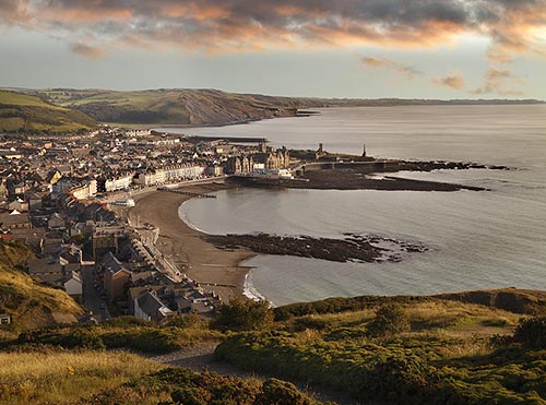 Die Cardigan Bay mit der Universitätsstadt Abersystwyth ist eine Zwischenstation auf Ihrer Rundreise durch Wales.