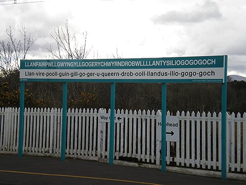 Sehenswürdigkeit von Wales: Das Schild am Bahnhof von Llanfairpwll