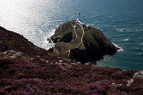 Die Küste von Anglesey lockt zu Spaziergängen und Wanderungen.